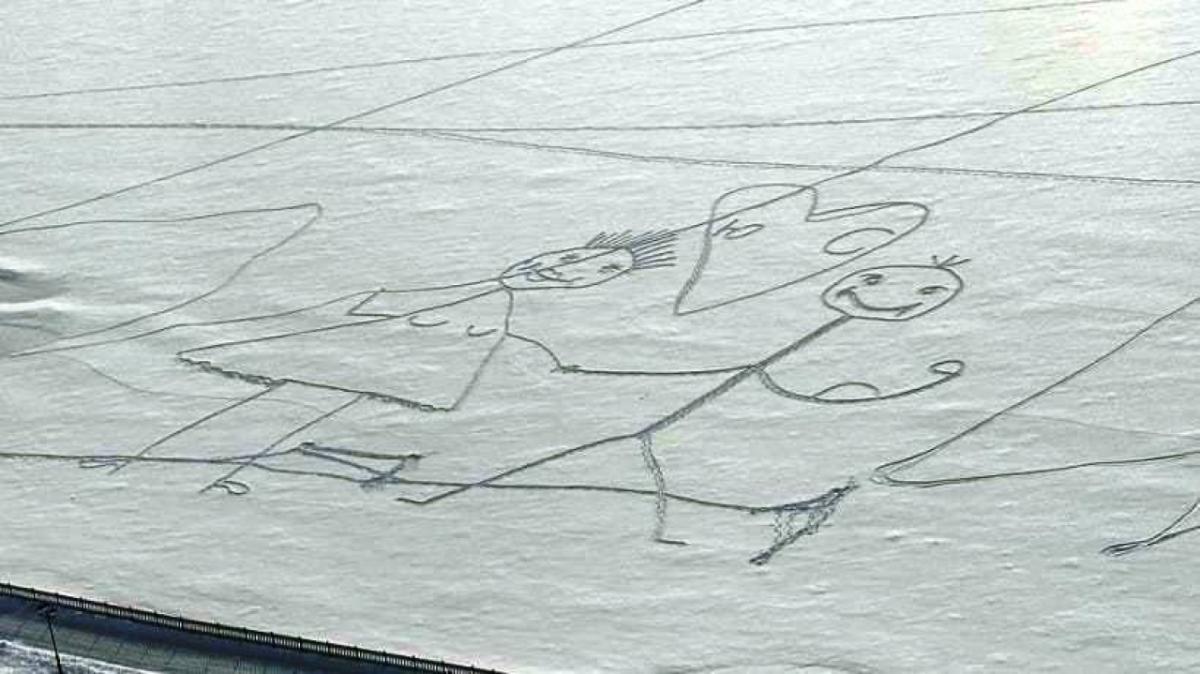 Саратовцев умилили нарисованные на льду Волги два человечка