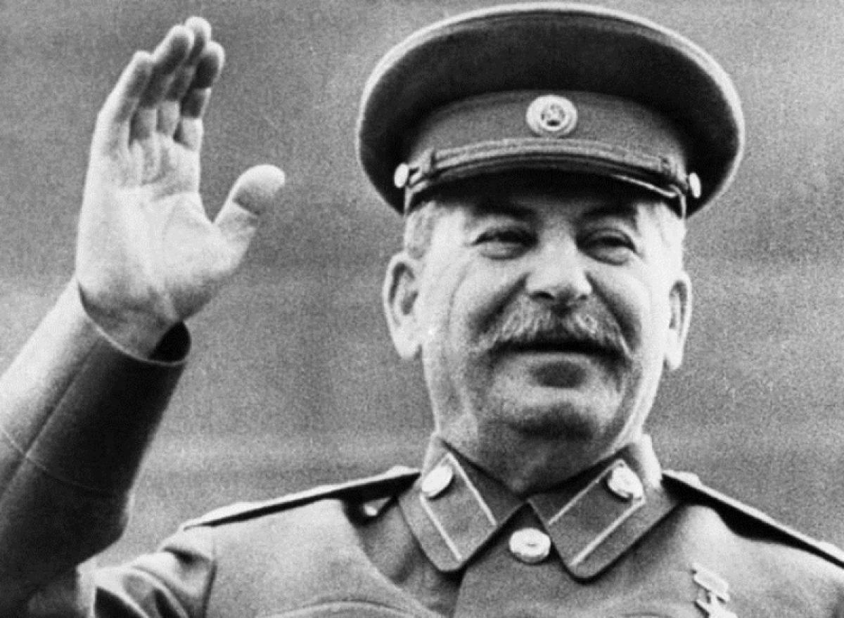 Правнук Сталина назвал «моральными уродами» россиян, которые восхищаются его прадедом