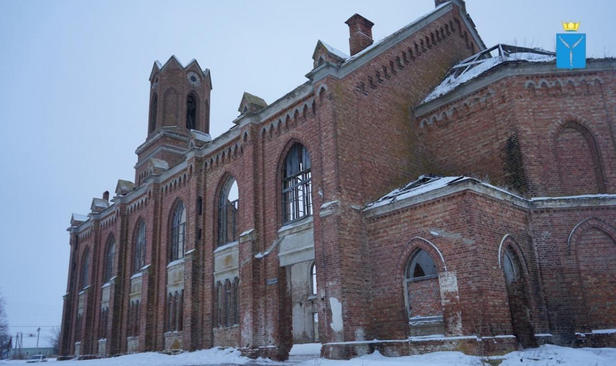 В Энгельсском районе отремонтируют дорогу к немецкой кирхе и подвесному мосту 
