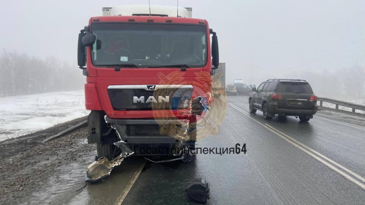 В Саратове жуткое ДТП с фурой унесло жизнь водителя легковушки