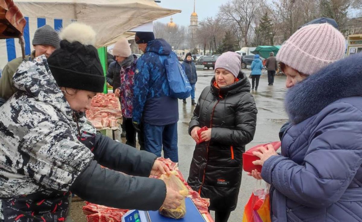 Саратовцев позвали на Театральную площадь за свежим мясом и рыбой