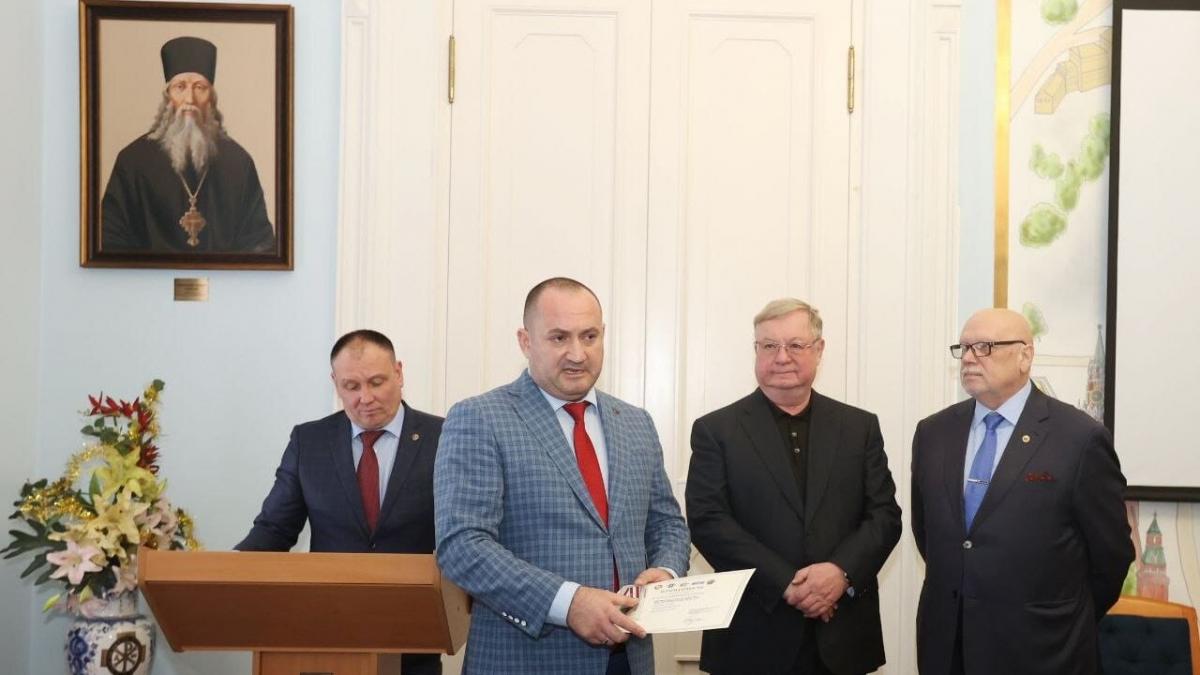 Сергей Степашин наградил Вячеслава Калинина за поддержку участников СВО