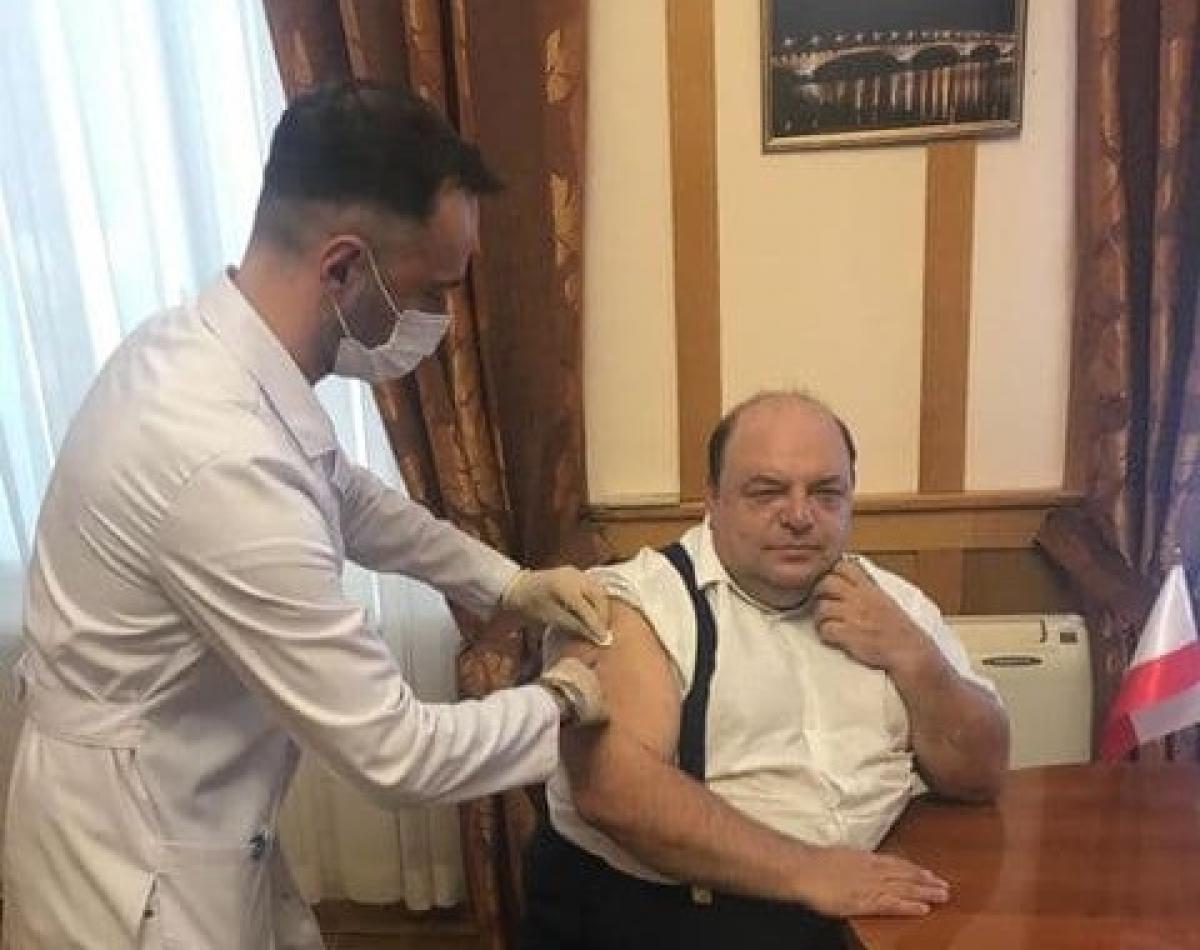 Министр здравоохранения Олег Костин объяснил, почему привился от коронавируса при наличии антител
