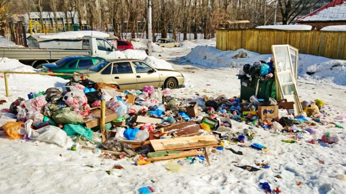 Саратовцы жалуются, что мусор не вывозится, а чиновники присылают однотипные ответы