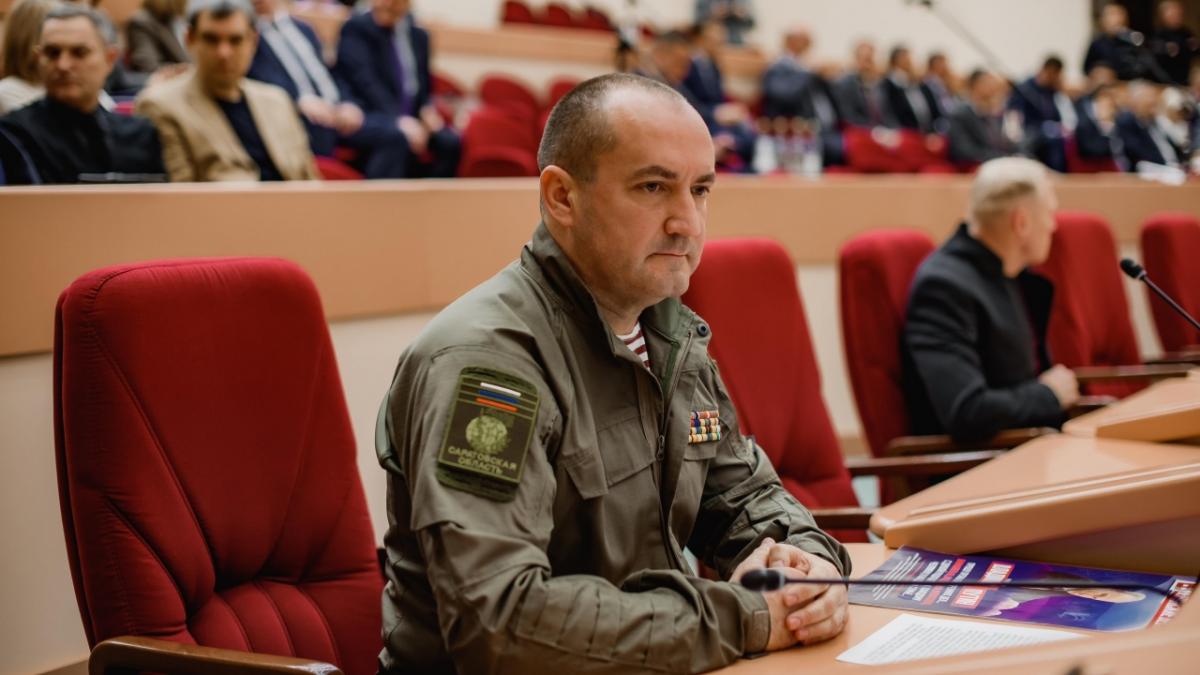 Депутат Калинин поможет юной саратовчанке-сироте получить жилье