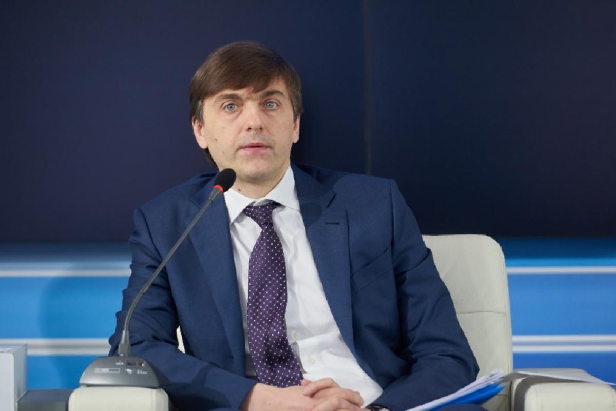 Продление учебного года в школах: заявление министра просвещения Сергея Кравцова