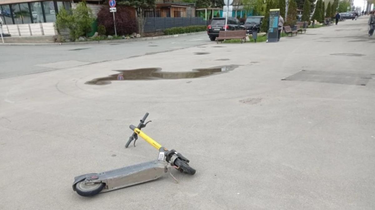 В Балаково ребенок на электросамокате врезался вечером в легковушку