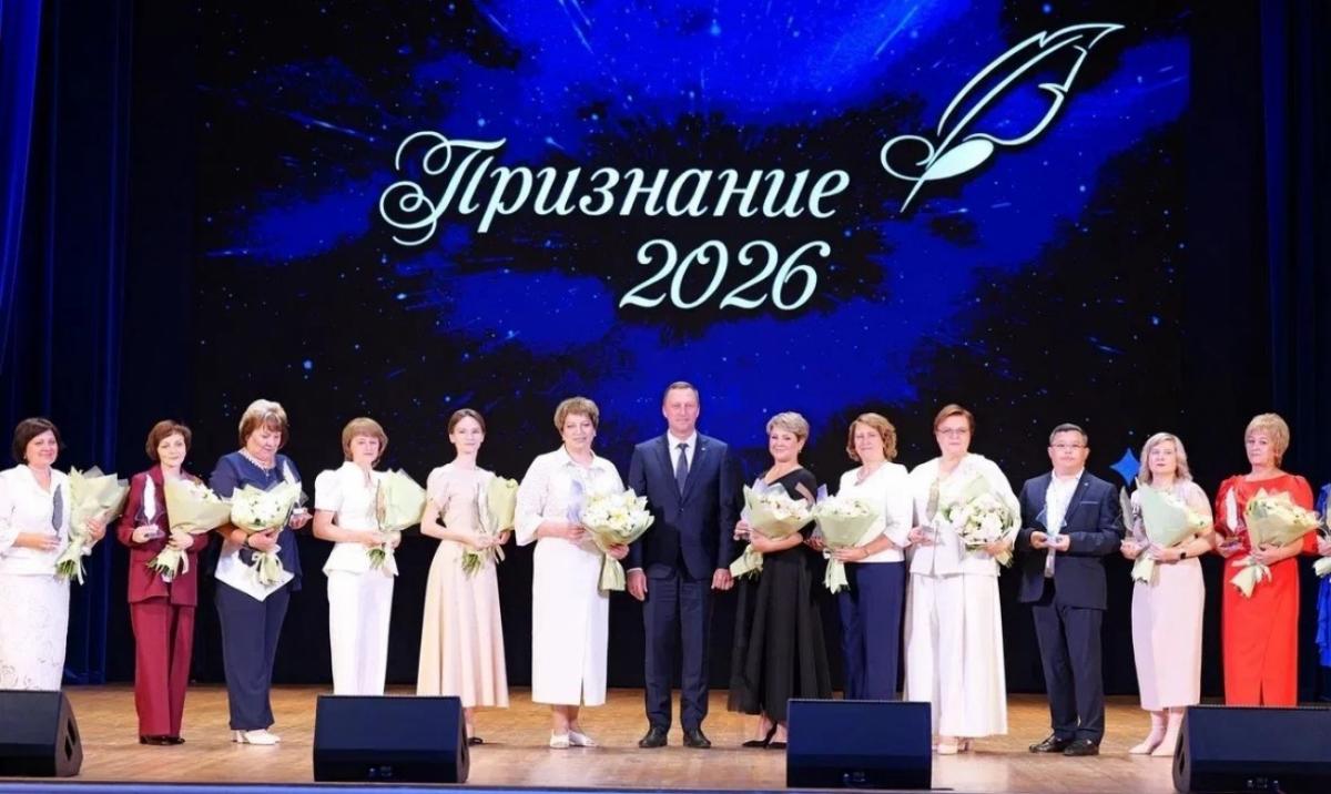 Лучшие классные руководители и директора саратовских школ награждены премиями 