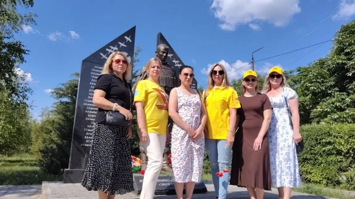 В День России активисты СР почтили память защитников Отечества в Степном