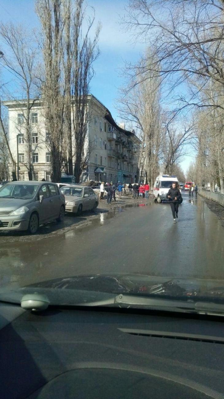 В Саратове рухнул фасад и часть кровли многоэтажного дома, есть  пострадавший | 30.03.2019 | Саратов - БезФормата