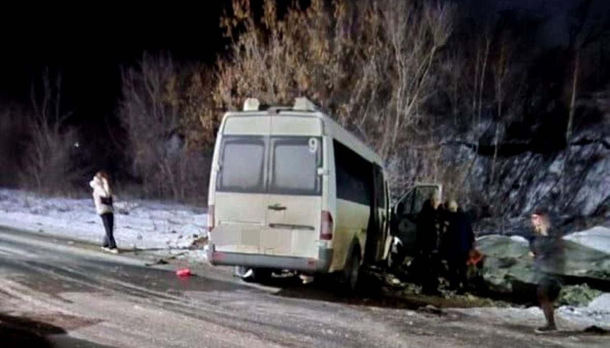 3 взрослых и ребенок пострадали в ДТП с автобусом под Саратовом 