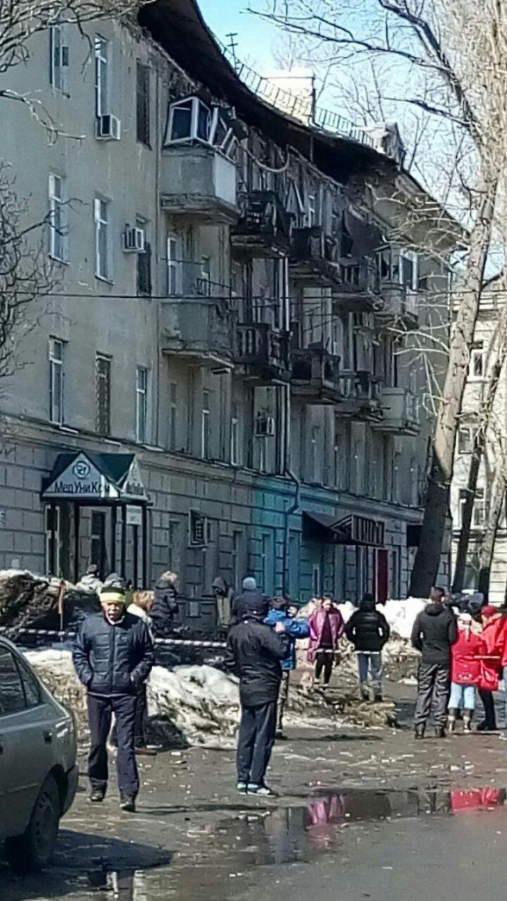 В Саратове рухнул фасад и часть кровли многоэтажного дома, есть  пострадавший | 30.03.2019 | Саратов - БезФормата