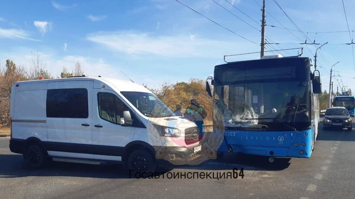 В Саратове женщина и девочка покалечились в ДТП с троллейбусом