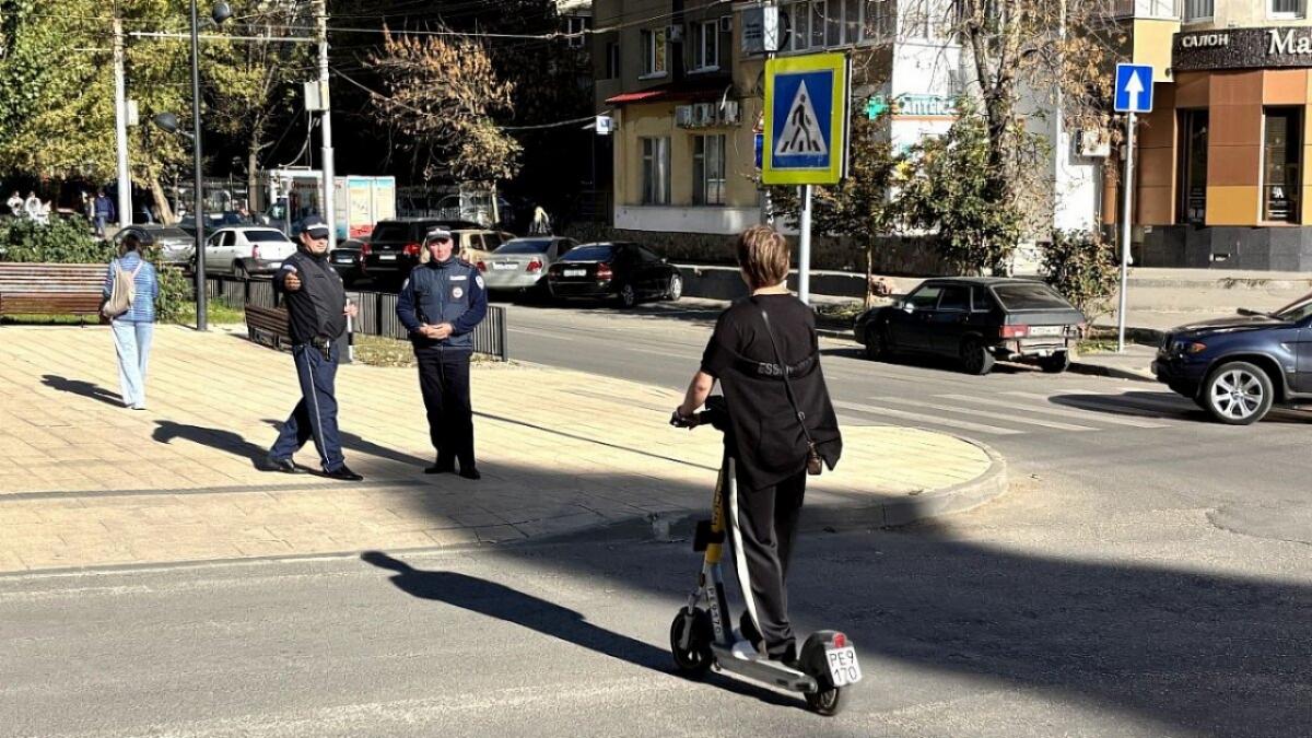 Саратовцам напомнили о запрете езды на самокатах по пешеходным зонам