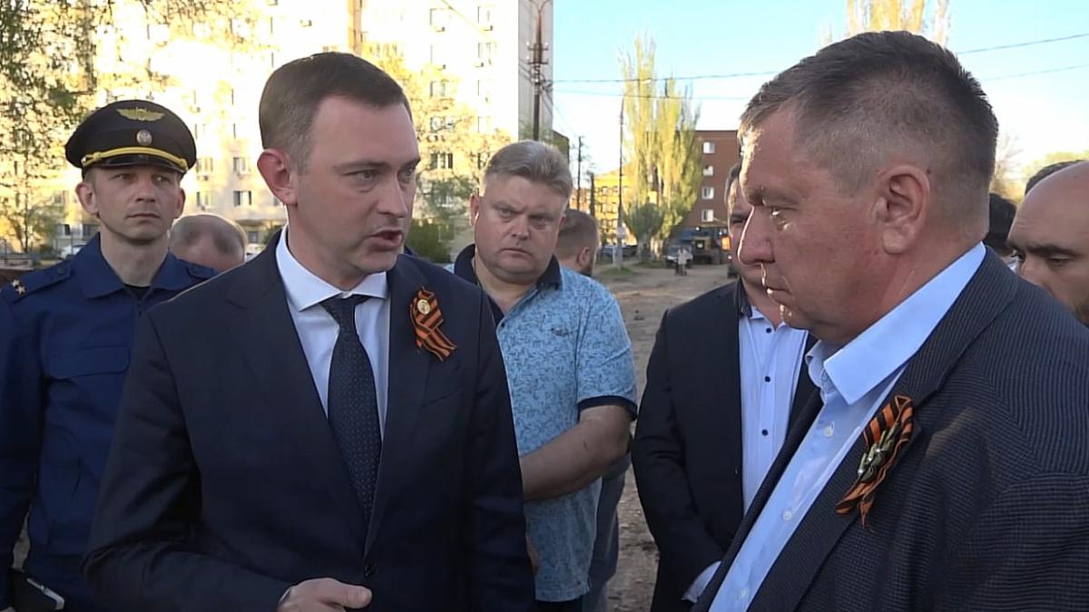 Власти Энгельса проконтролировали ход работ на самотечном коллекторе 