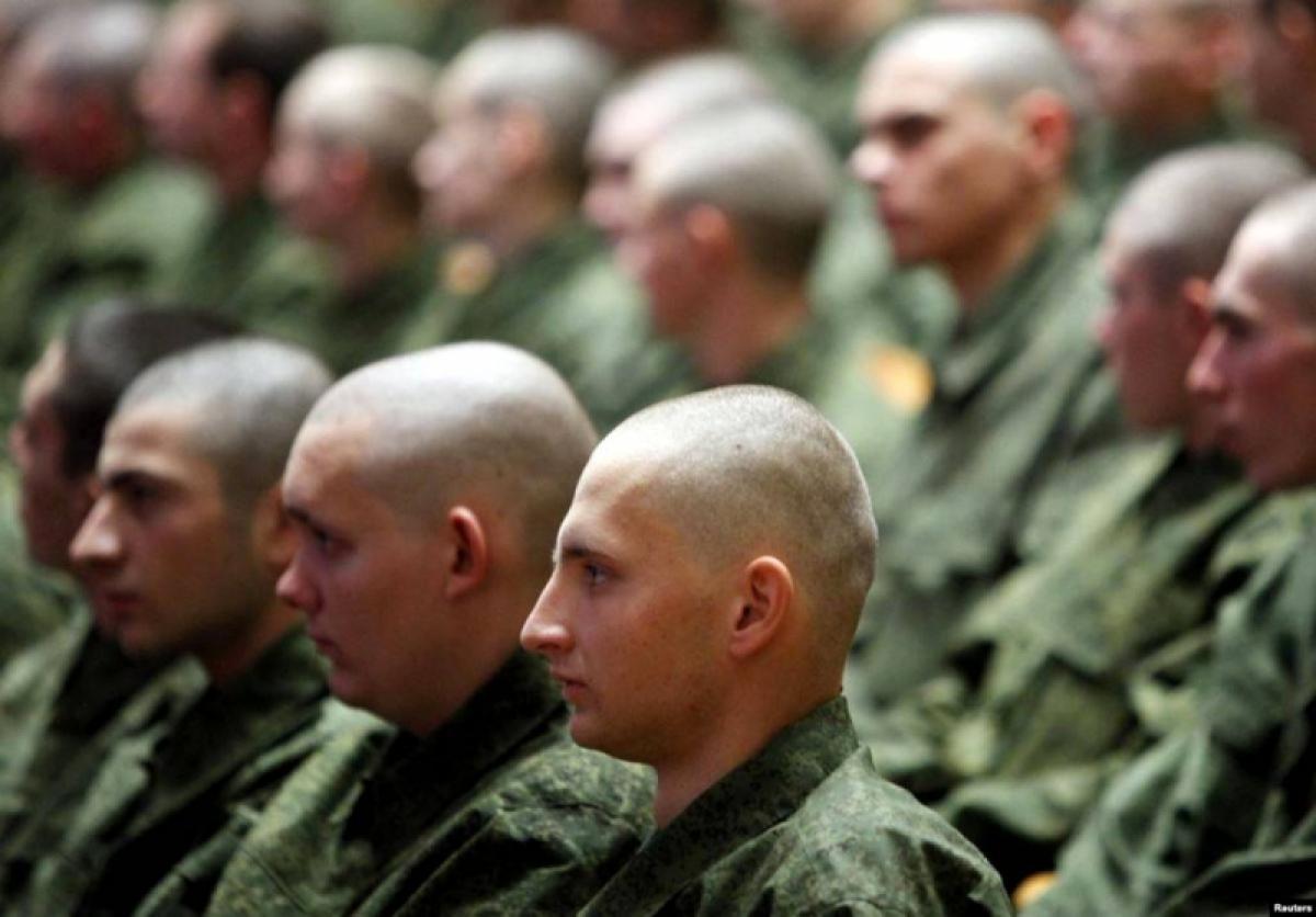 «Спасибо ректору!»: саратовских студентов забирают в армию во время учебы