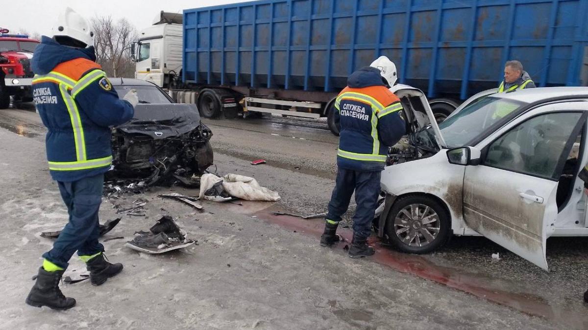 7 человек покалечились в ДТП «Лады» и «Ниссана» под Саратовом