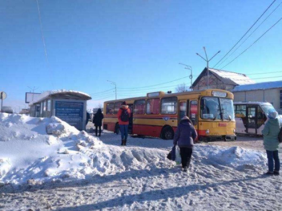 Саратовские автобусы: на линии вышли, до конечных остановок не доезжают
