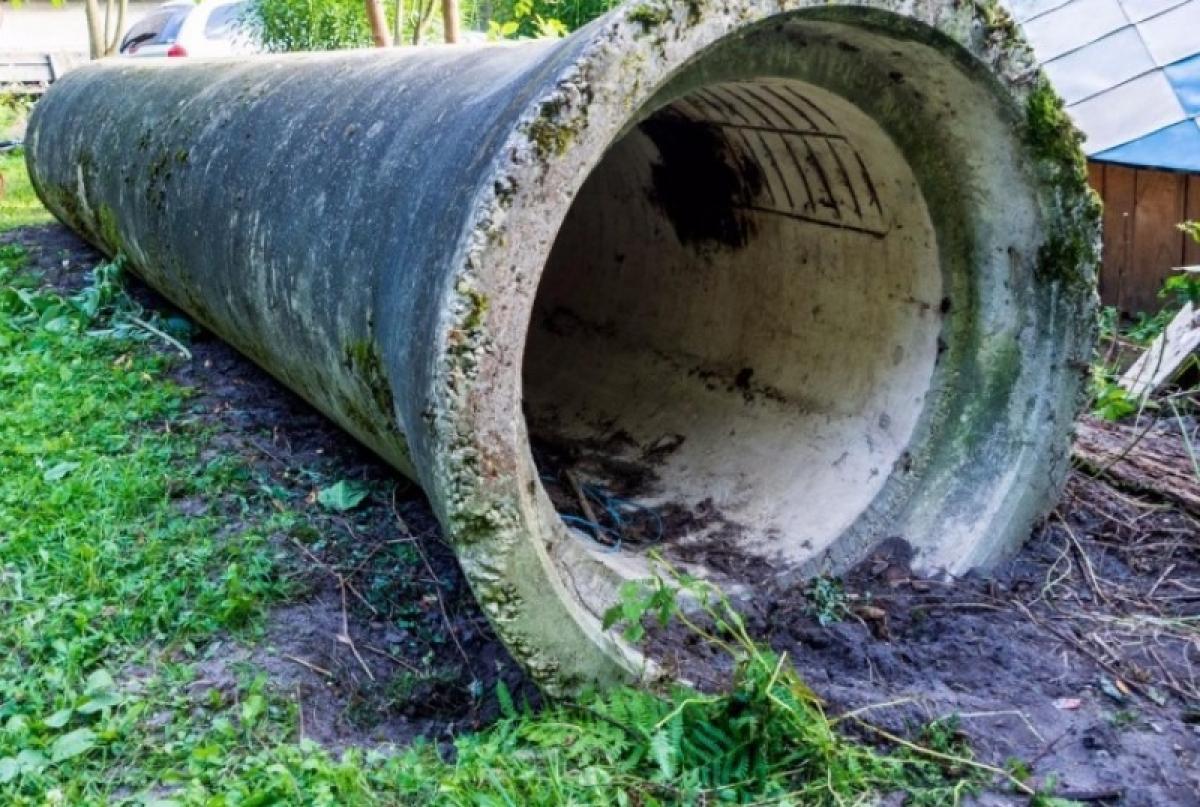 Полицейский задушил пенсионерку и спрятал тело в трубе при помощи коллег