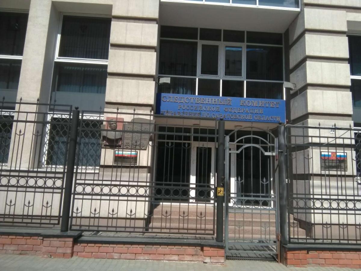 Житель Саратовской области оскорбил представителя власти, справив малую нужду в полицейской машине