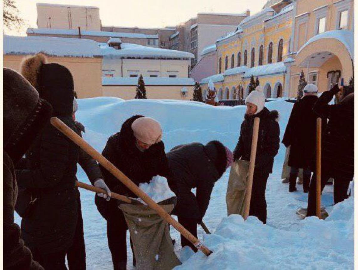 Саратовские учителя убирают снег в мешки – «Кому-то из чиновников голову отморозило?»