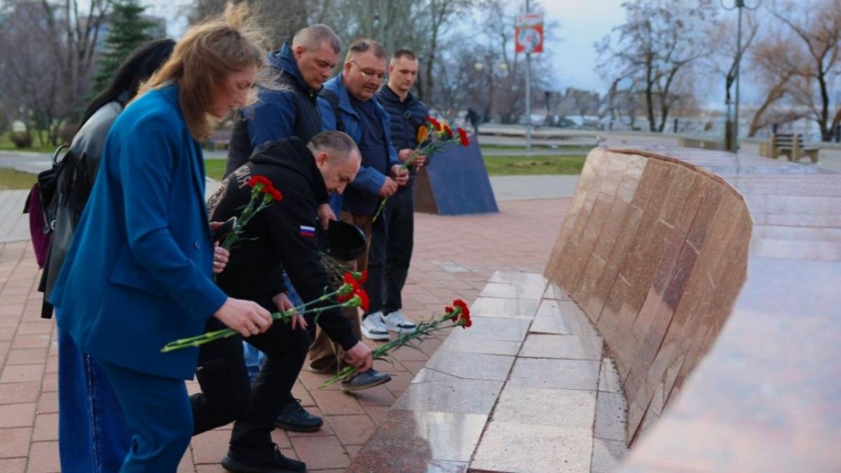 Депутат Вячеслав Калинин с командой возложил цветы к вечному огню в Энгельсе