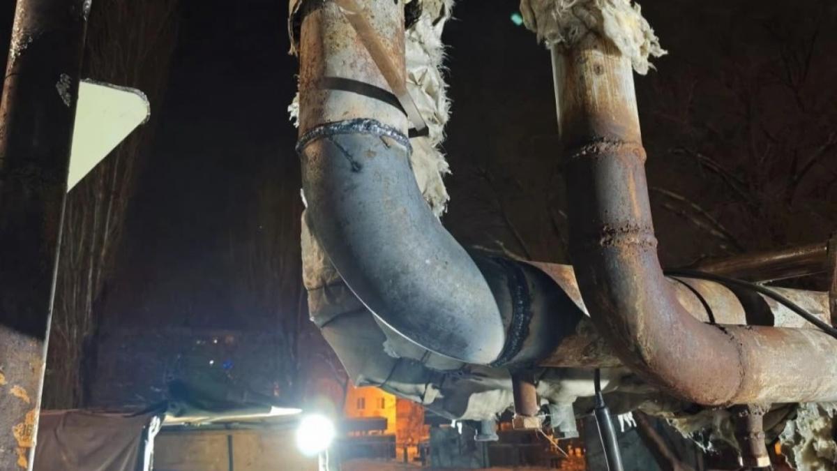 В центре Энгельса ночью устранена авария на линии горячего водоснабжения