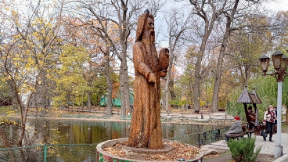 В городском парке Саратова покраснела вода в пруду