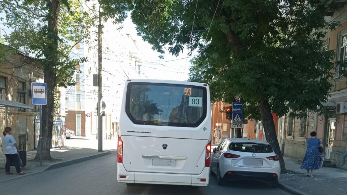 В Саратове популярные автобусы остались без водителей и не выходят на линию