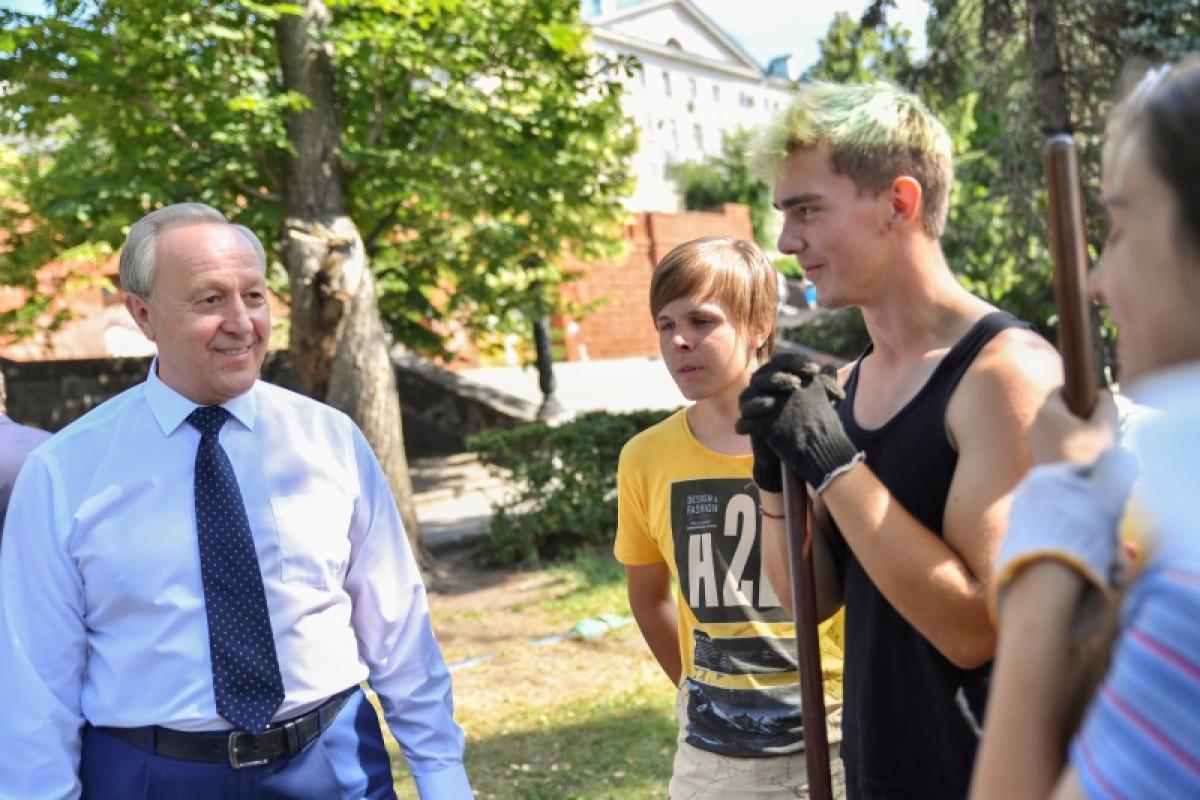 Валерий Радаев – работающим школьникам: «Общими усилиями Саратов становится краше»