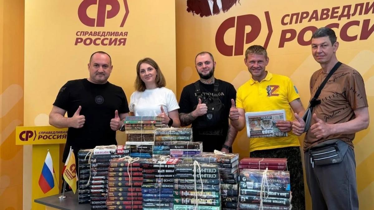 Депутат Калинин с командой передал книги в саратовский военный госпиталь