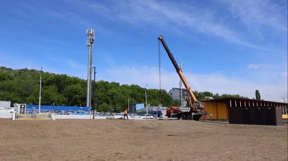 На новом 580-метровом пляже в Затоне ставят навесы и туалеты  