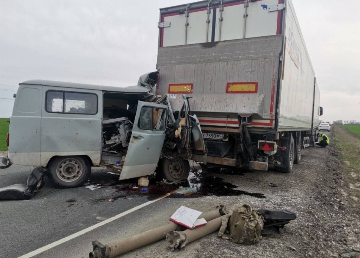 Два человека погибли, один госпитализирован в результате аварии на трассе в  Саратовской области