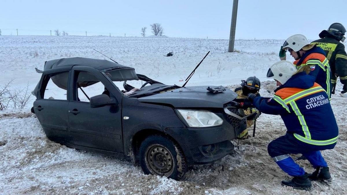 2 человека погибли в ДТП фуры и легковой машины в Саратовской области