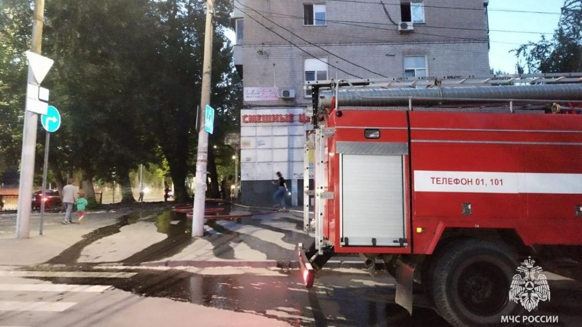 В Саратове 3 пожарных расчета тушили магазин на Большой Садовой