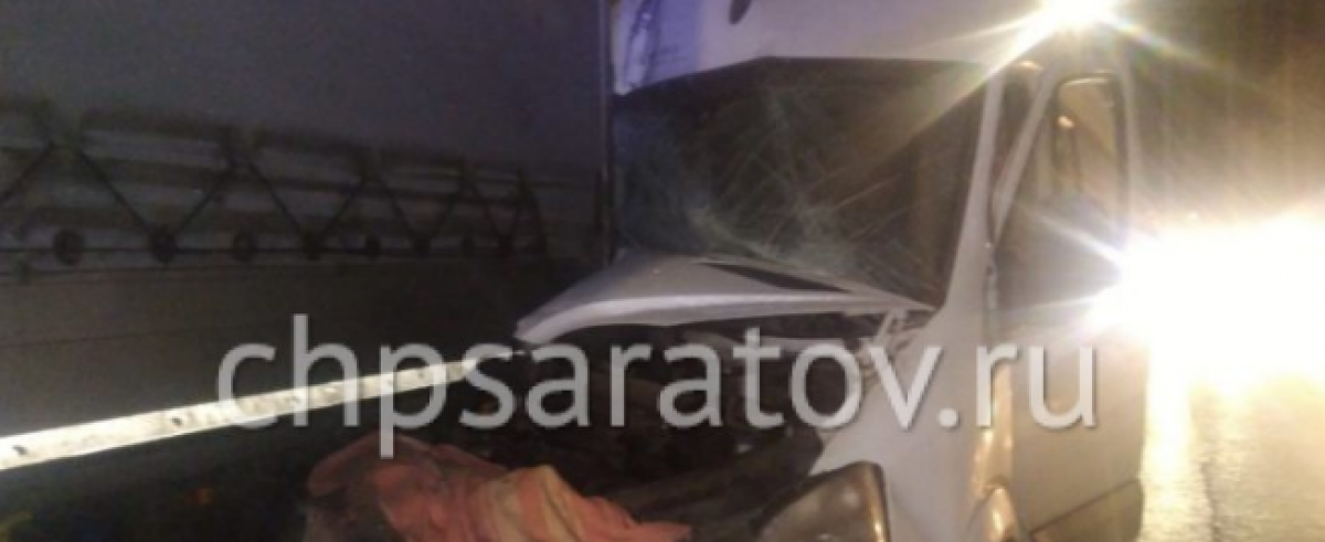 В Саратове микроавтобус протаранил фуру: водитель госпитализирован