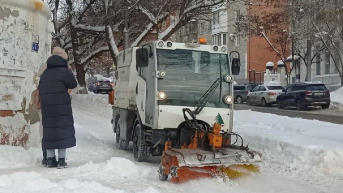 После критики Бусаргина в Заводском районе почистили тротуары