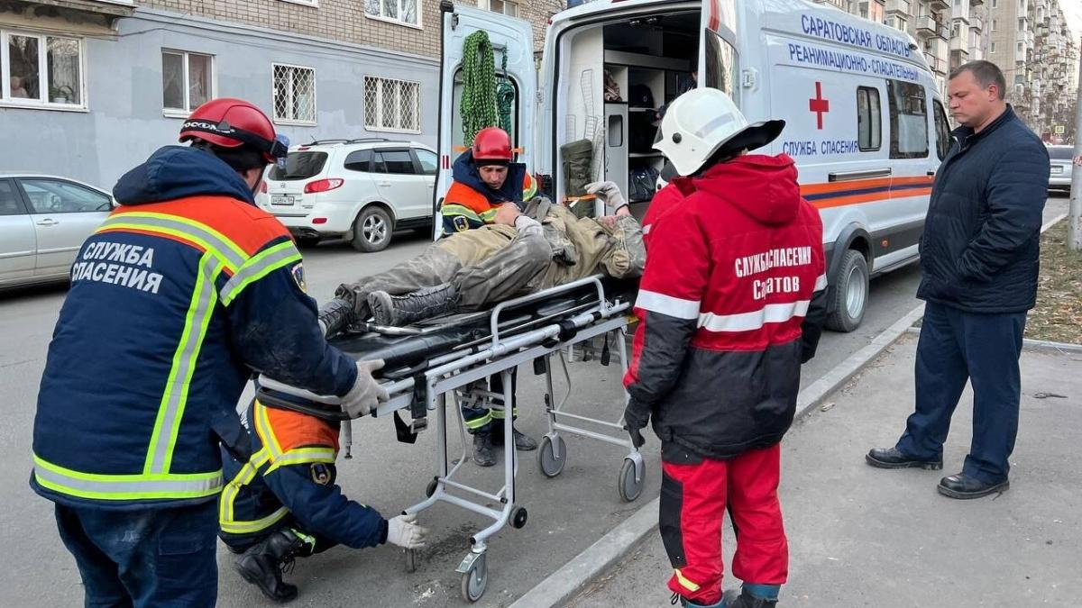 В центре Саратова на рабочего обрушилась стена аварийного дома на Первомайской