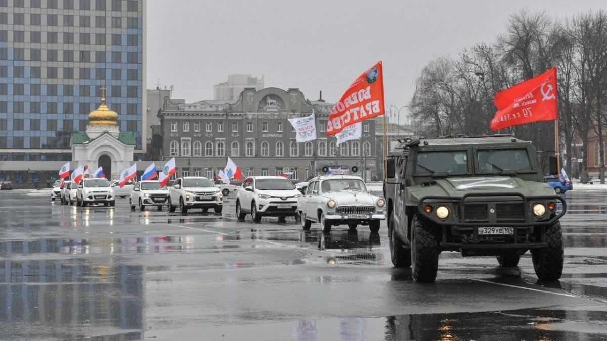 В Саратове жены и матери провели автопробег в поддержку участников СВО
