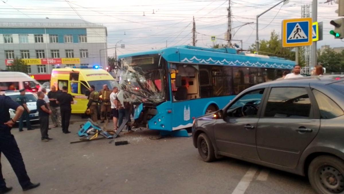 11 человек пострадали в ДТП с участием троллейбуса в Саратове
