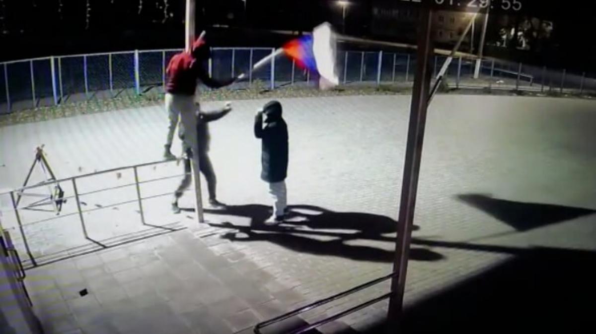 В Аткарске неизвестные украли со школы флаг и разбили стекло