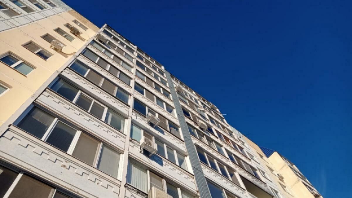 В Саратове мужчина погиб при падении с 8-го этажа на улице Волгоградской