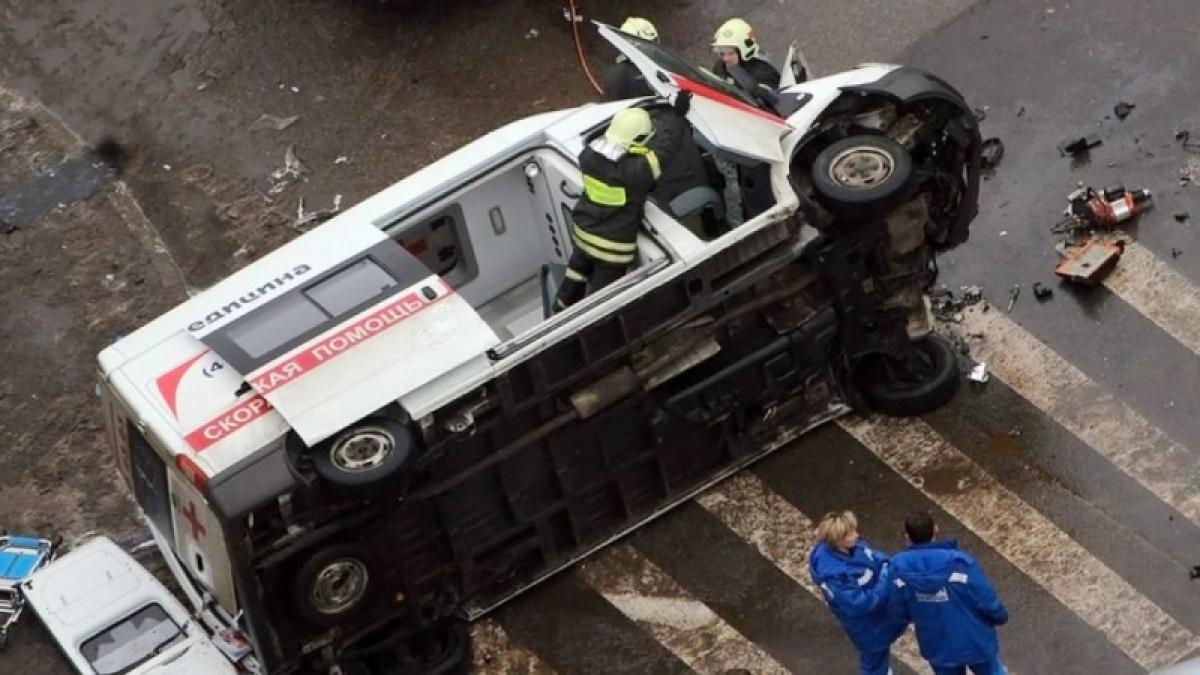 Резонансное ДТП в Саратове: после столкновения машины скорой помощи с полицейским авто скончался пациент