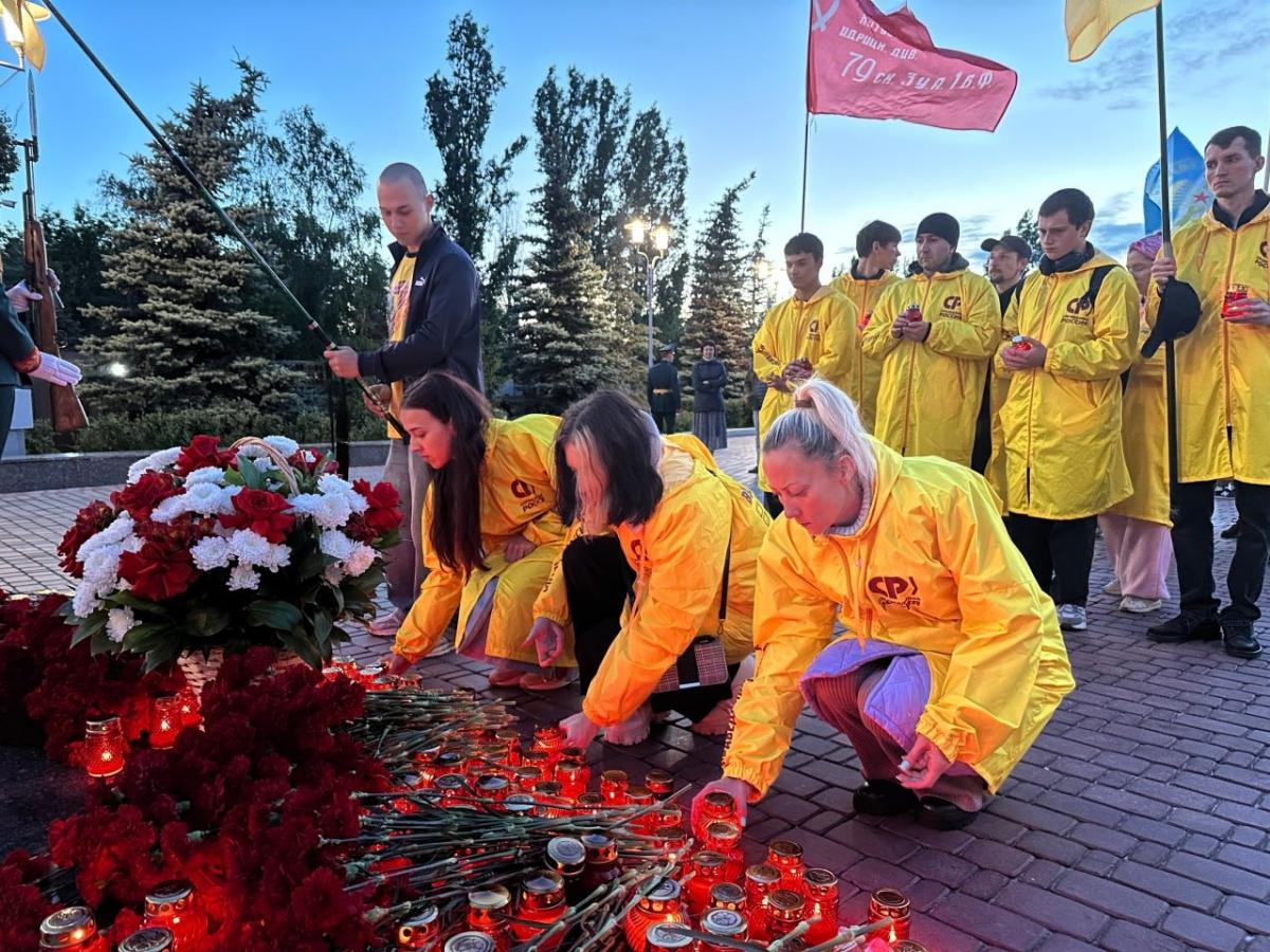 В Саратове активисты СР почтили память павших героев в День памяти и скорби