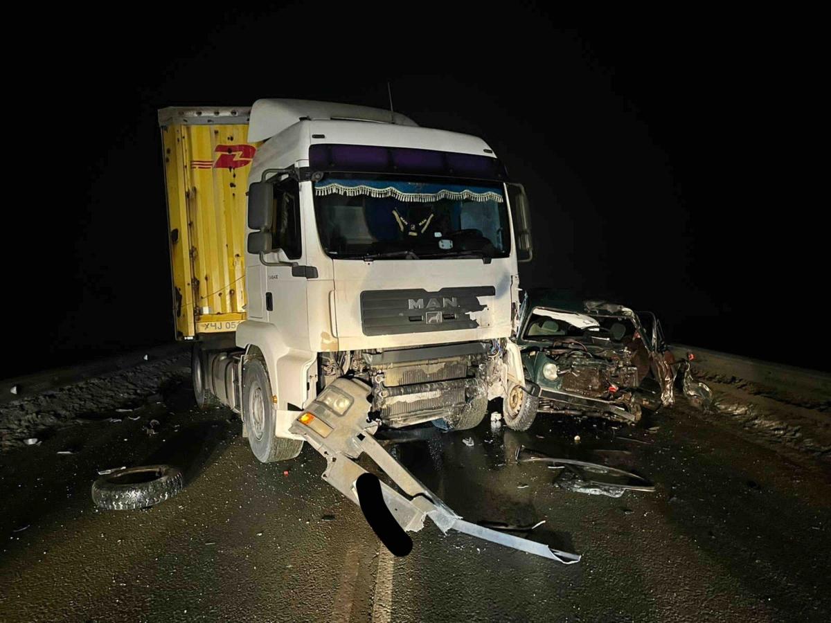 В Саратовской области погиб водитель ВАЗа, столкнувшегося с грузовиком