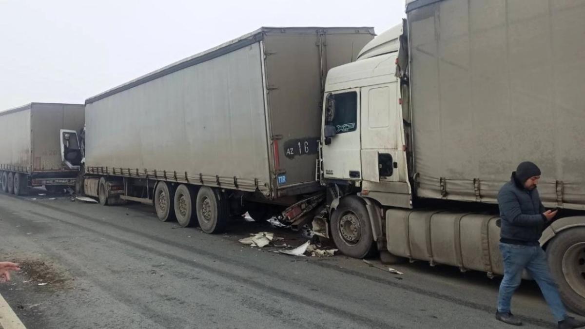 Под Саратовом в массовом ДТП с 25 машинами пострадали 7 человек |  14.03.2024 | Саратов - БезФормата