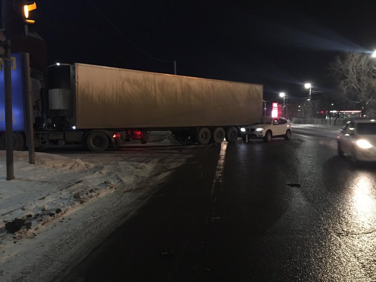 В Саратове водитель на «БМВ» влетел под фуру | 24.12.2021 | Саратов -  БезФормата