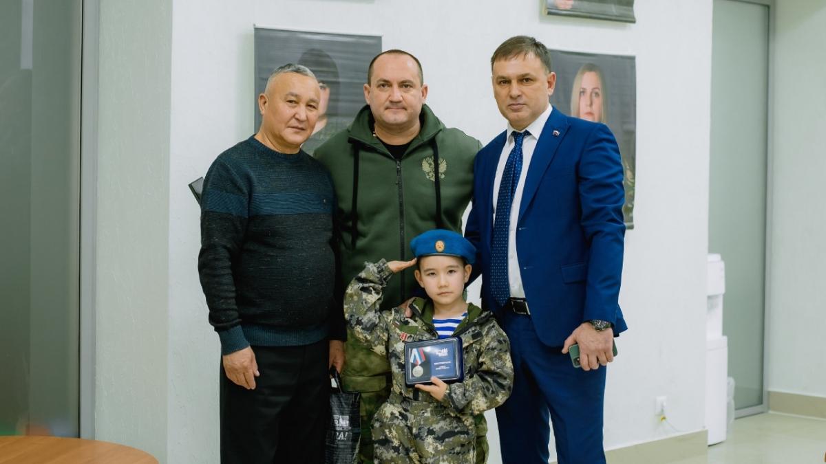 Депутат Калинин принял участие в церемонии вручения медали «Отец солдата»
