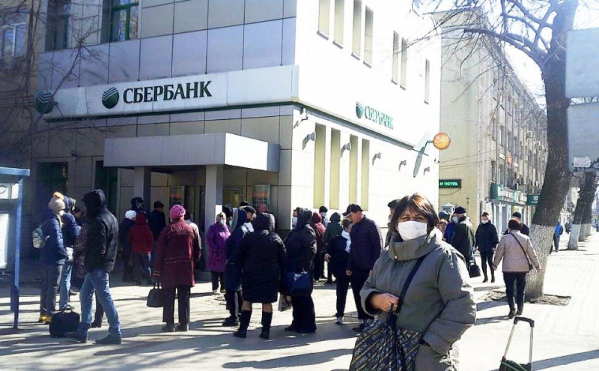Очевидцы: жители Саратова стоят в очередях в Сбербанк, несмотря на карантин