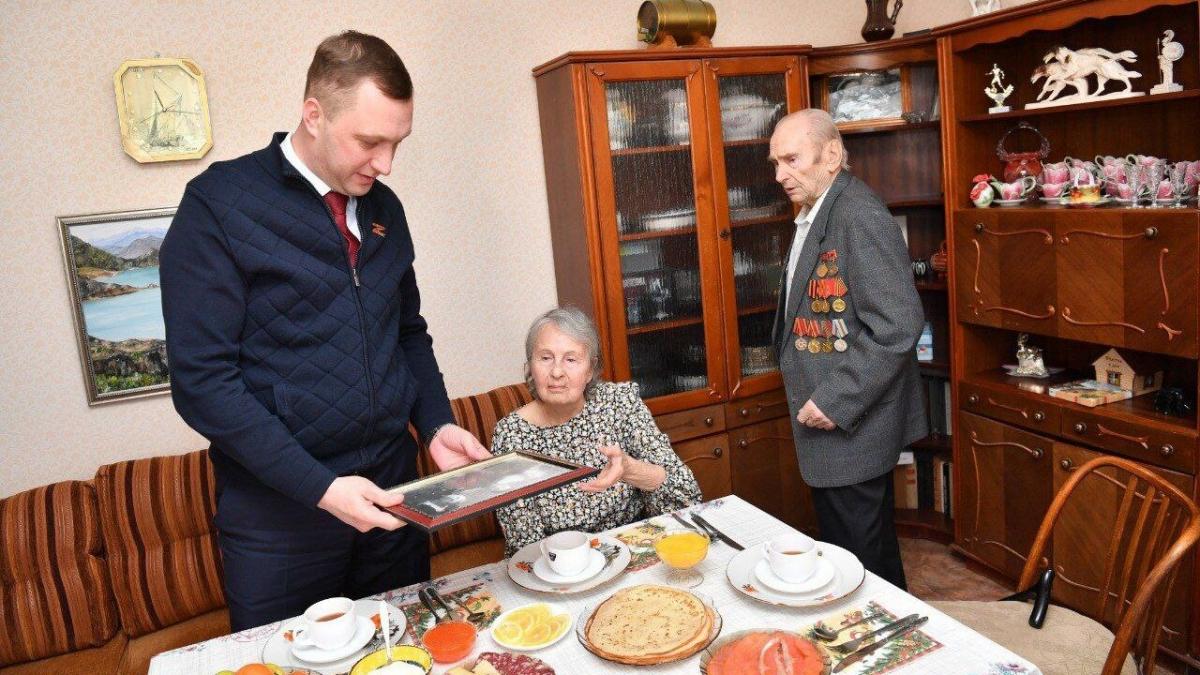 Губернатор поздравил ветерана войны Александра Шмачкова с праздником